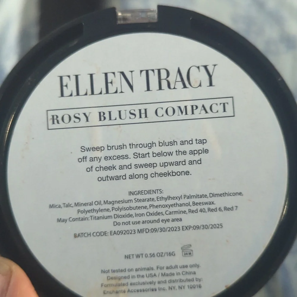 Ellen Tracy Rosy Blush Compact New Makeup - Picture 2 of 3